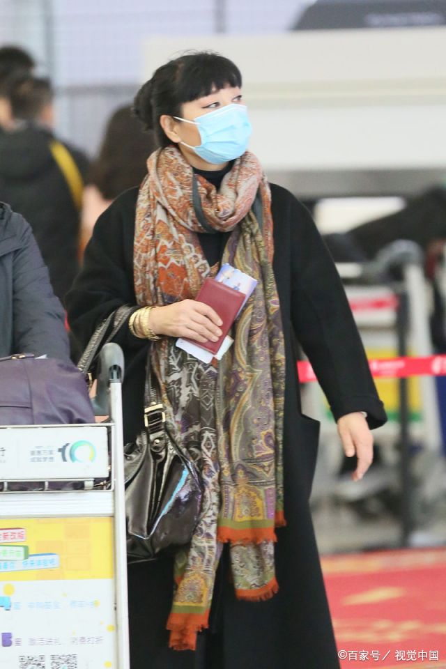 63岁歌唱家殷秀梅黑色长袍现身大气温婉 手挎黑包彩色丝巾抢眼